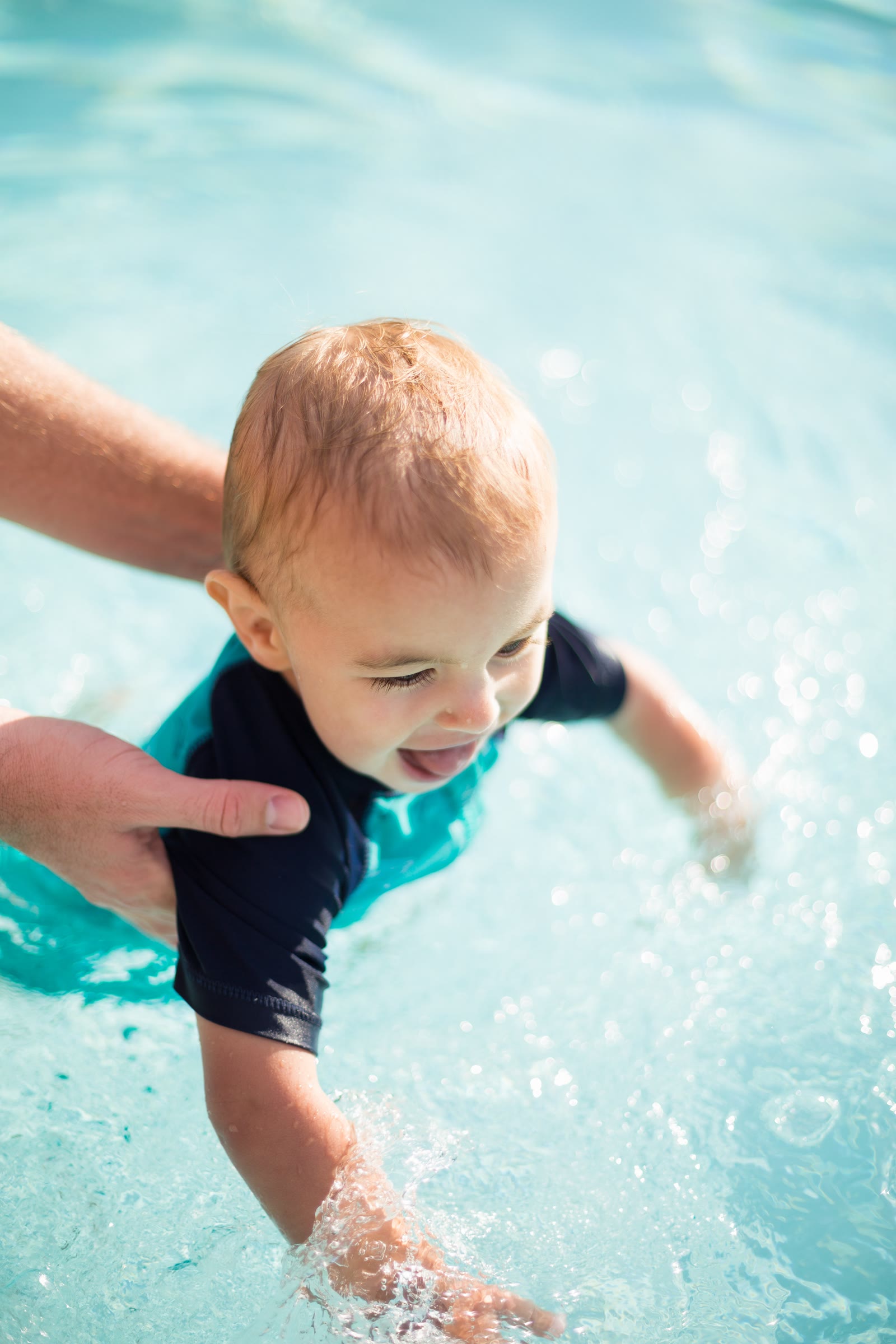 Bebé en clase de natación infantil