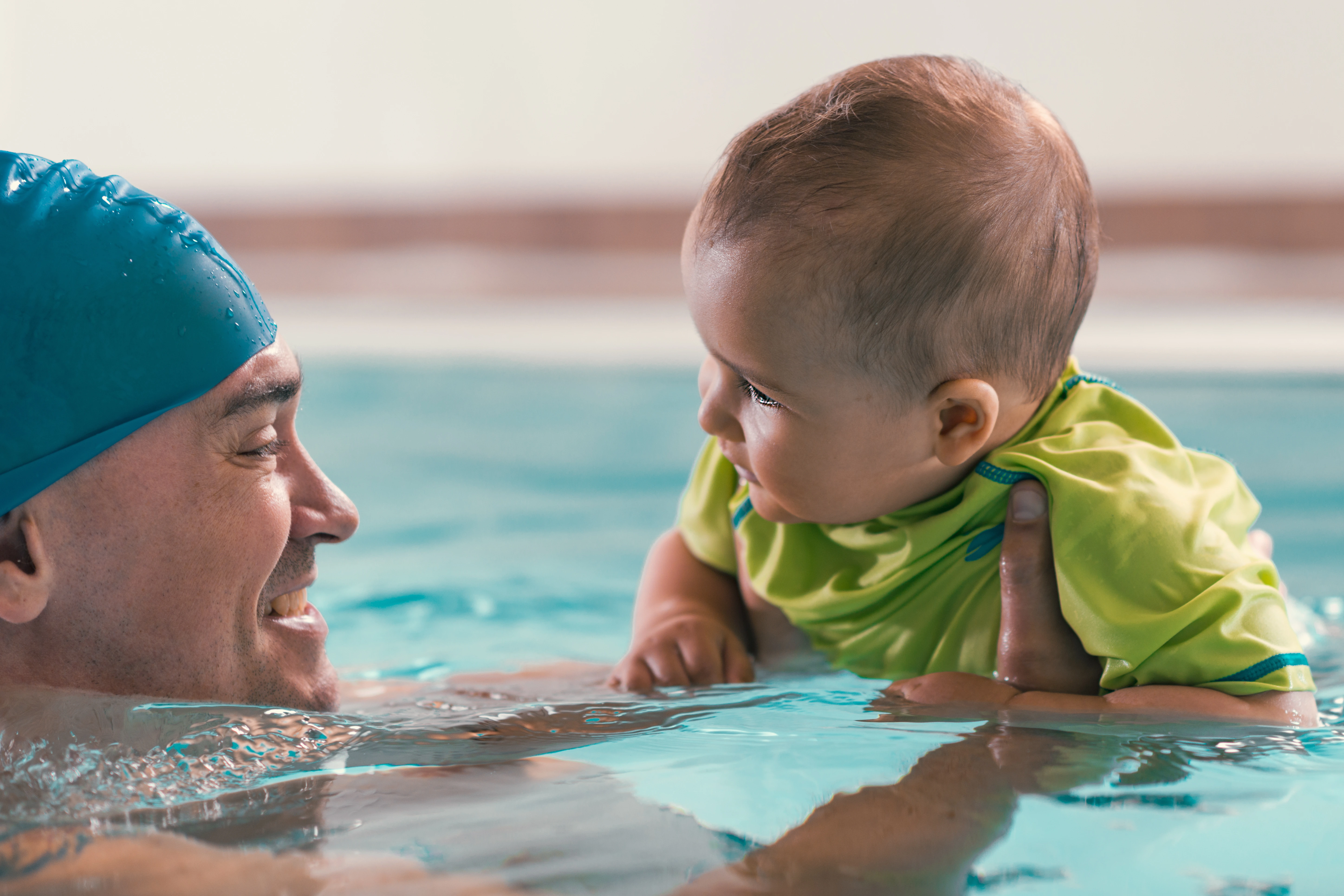 Bebé y madre compartiendo un momento en la piscina